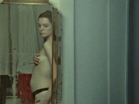 Эсме Крид-Майлс голая – Jamie (2020) #3