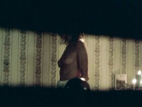 Джиллиан МакУиртер голая – Дантист 2 (1998)