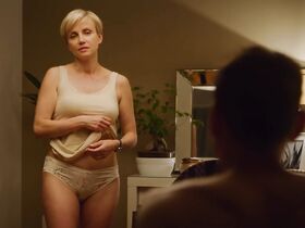 Катажина Зелиньска голая, Вероника Розати секси, Юлия Венява-Наркевич секси – Это всегда стоит того s01e01 (2019) #18