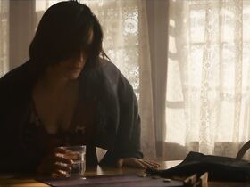 Даниэль Кэмпбелл секси, Шаннин Соссамон секси, Каролина Порту голая – Призрачный свет (2018) #8