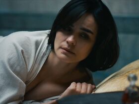 Даниэль Кэмпбелл секси, Шаннин Соссамон секси, Каролина Порту голая – Призрачный свет (2018) #9