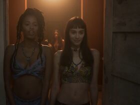 Обри Плаза секси, Дэн Кэткарт секси, Марго Брук секси – Вдали от моря s03e01 (2019) #2