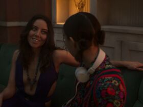 Обри Плаза секси, Дэн Кэткарт секси, Марго Брук секси – Вдали от моря s03e01 (2019) #5