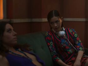 Обри Плаза секси, Дэн Кэткарт секси, Марго Брук секси – Вдали от моря s03e01 (2019) #6