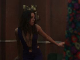 Обри Плаза секси, Дэн Кэткарт секси, Марго Брук секси – Вдали от моря s03e01 (2019) #9