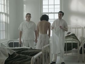 Ханна Гросс голая, Лоуелл Хатчесон голая – Между нами горы (2018) #2