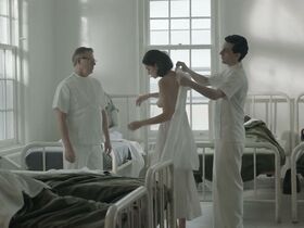 Ханна Гросс голая, Лоуелл Хатчесон голая – Между нами горы (2018) #3