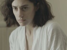 Ханна Гросс голая, Лоуелл Хатчесон голая – Между нами горы (2018) #4