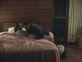 Ханна Гросс голая, Лоуелл Хатчесон голая – Между нами горы (2018) #7