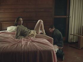 Ханна Гросс голая, Лоуелл Хатчесон голая – Между нами горы (2018) #8