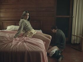 Ханна Гросс голая, Лоуелл Хатчесон голая – Между нами горы (2018) #9