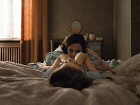 Луизе Хейер секси, Антье Трауэ секси – Темнота s02e03 (2019)