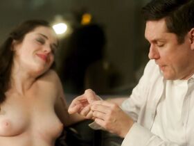 Джастис Пуллиам голая, Мэган Карими-Насер голая – Праздничный ад (2019) #3