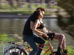 Дженнифер Моррисон голая, Эринн Бартлетт голая, Чен Лосон секси, Джули Вейкел секси – Лихорадка по девчонкам (2002) #13