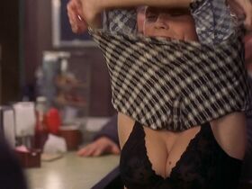 Дженнифер Моррисон голая, Эринн Бартлетт голая, Чен Лосон секси, Джули Вейкел секси – Лихорадка по девчонкам (2002) #6