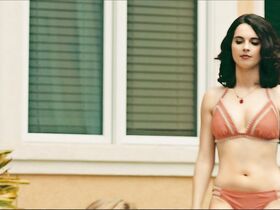 Ванесса Марано секси, Джорджиа Уигэм секси – Спасти Зои (2019) #11