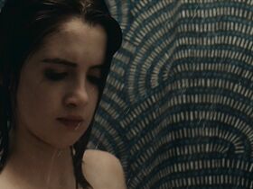 Ванесса Марано секси, Джорджиа Уигэм секси – Спасти Зои (2019) #19