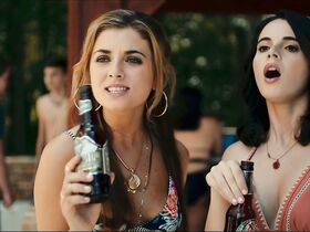 Ванесса Марано секси, Джорджиа Уигэм секси – Спасти Зои (2019) #7