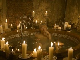 Монит Мазур голая, Тува Новотны голая – В дурмане (2005) #11