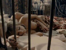 Монит Мазур голая, Тува Новотны голая – В дурмане (2005) #13