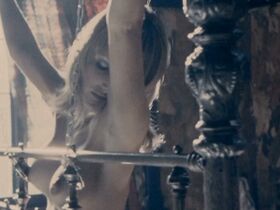 Монит Мазур голая, Тува Новотны голая – В дурмане (2005) #5