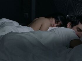 Лили-Роуз Депп секси, Летиция Каста секси – Честный человек (2018) #4