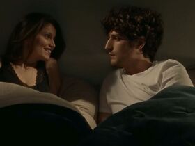 Лили-Роуз Депп секси, Летиция Каста секси – Честный человек (2018) #7