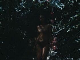 Кортни Итон секси – Perfect (2018) #16