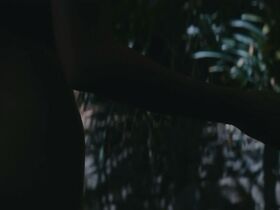 Кортни Итон секси – Perfect (2018) #17