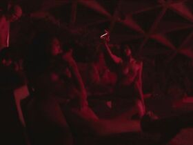 Кортни Итон секси – Perfect (2018) #18