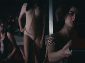 Кортни Итон секси – Perfect (2018) #7