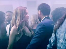 Хилари Суэнк секси – Опасный соблазн (2020) #1