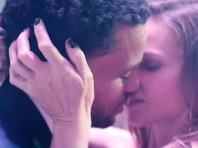 Хилари Суэнк секси – Опасный соблазн (2020) #2