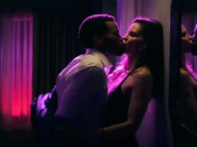 Хилари Суэнк секси – Опасный соблазн (2020) #3