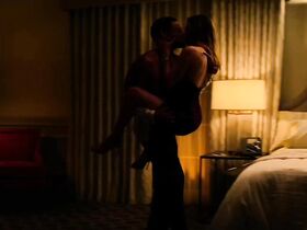 Хилари Суэнк секси – Опасный соблазн (2020) #4