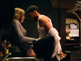 Хилари Суэнк секси – Опасный соблазн (2020) #6