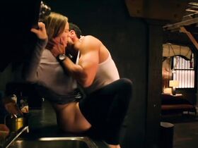 Хилари Суэнк секси – Опасный соблазн (2020)