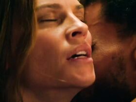 Хилари Суэнк секси – Опасный соблазн (2020) #8