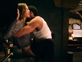 Хилари Суэнк секси – Опасный соблазн (2020) #9