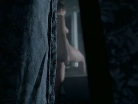 Оливия Ларсен голая, Келли Бёрглунд секси – Призрак на кладбище (2019)