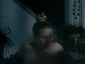 Оливия Ларсен голая, Келли Бёрглунд секси – Призрак на кладбище (2019) #6