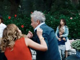 Элиза Визари секси, Елена Куччи секси, Каролина Крешентини секси – Дома всё в порядке (2018) #13