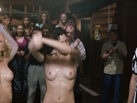 Элиша Катберт секси, Лиза Питтман голая, Корина Кингсбери голая – Старая закалка (2003) #7