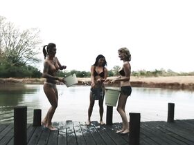 Бритни Эмбер голая, Клейо Валентьен голая, Кристин Нгуен голая, Чери Девилль голая, Коуди Рени Камерон голая, Ребекка Лав секси – Девушки, пушки и кровь (2019) #23