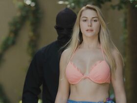 Бритни Эмбер голая, Клейо Валентьен голая, Кристин Нгуен голая, Чери Девилль голая, Коуди Рени Камерон голая, Ребекка Лав секси – Девушки, пушки и кровь (2019) #8