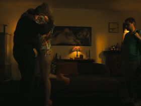 Моник Пэрент голая, Салли Кёркленд голая – Слабак (2019) #15