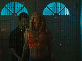 Моник Пэрент голая, Салли Кёркленд голая – Слабак (2019) #6