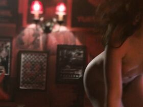 Холлидей Грейнджер секси, Эми Моллой голая – Темный мир (2019) #6