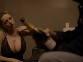 Кэролайн Врилэнд голая, Зои Чаит голая, Кензи Далтон секси – Пойманный с поличным (2019) #7