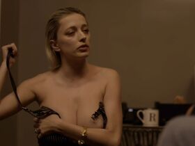 Кэролайн Врилэнд голая, Зои Чаит голая, Кензи Далтон секси – Пойманный с поличным (2019) #8